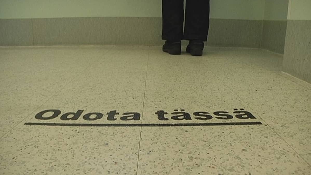 Jonotuspaikka terveyskeskuksessa.
