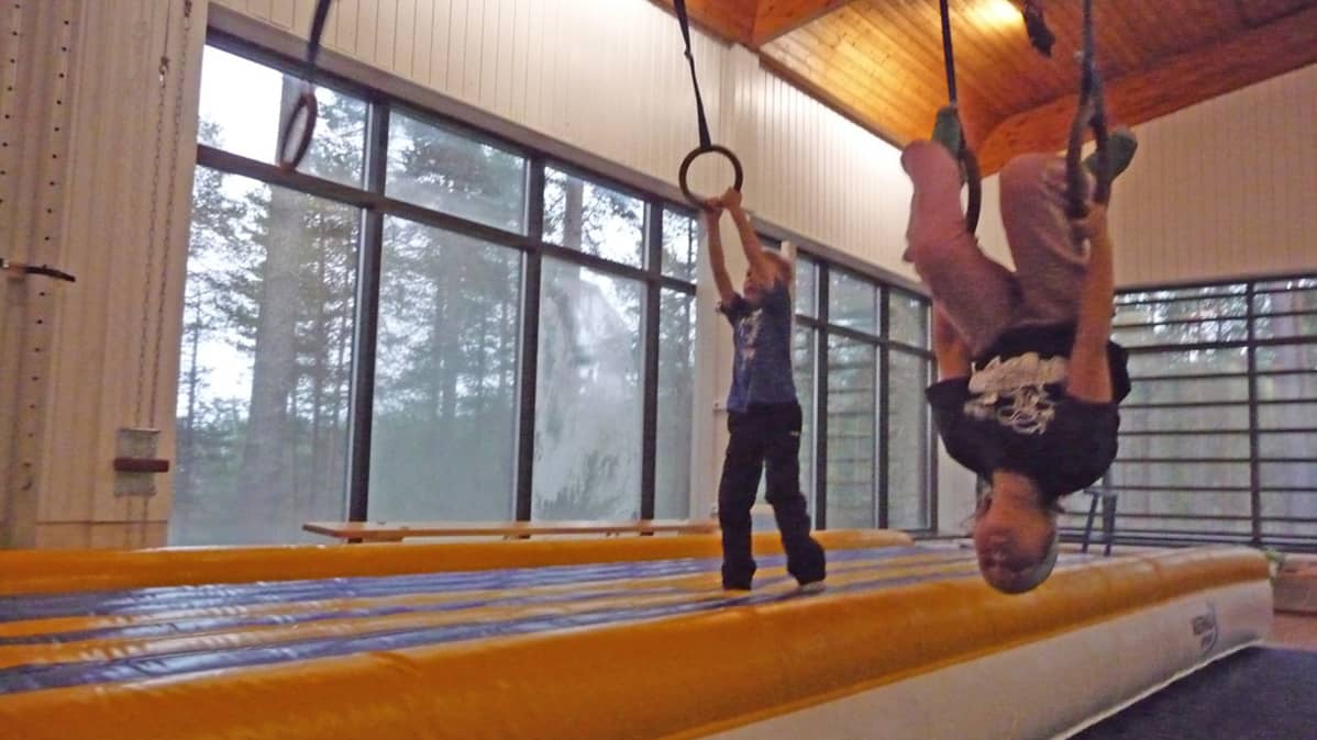 Lasten suurinta hupia leirillä: Ilmavolttipatja uudessa voimistelusalissa.
