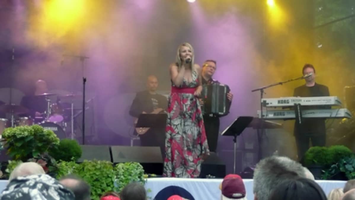Marita Taavitsainen keikalla.