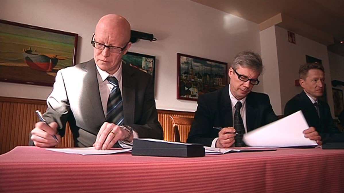 Seinäjoen kaupunginlakimies Jari Jokinen ja kaupunginjohtaja Jorma Rasinmäki allekirjoitavat asuntomessusopimusta. Oikealla asuntomessujen toimitusjohtaja Pasi Heiskanen.