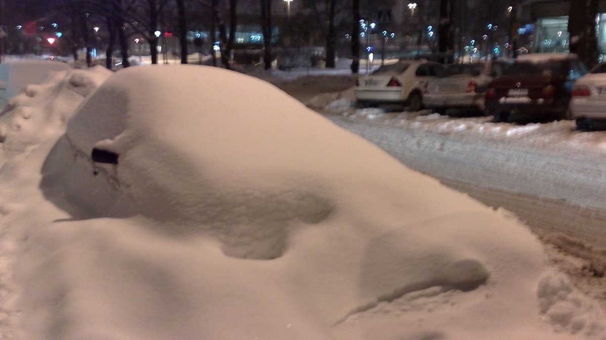 Lumeen hautautunut auto.