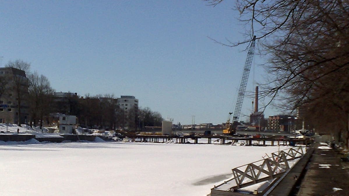 Myllysillan rakennustyömaa maaliskuun 2011 lopussa.