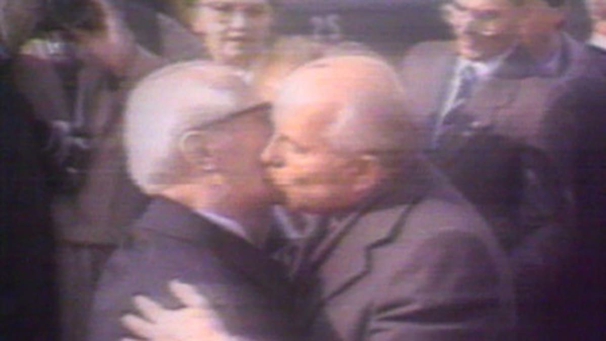 Presidentti Gorbatšov ja puoluejohtaja Erich Honecker suutelevat Itä-Berliinissä.