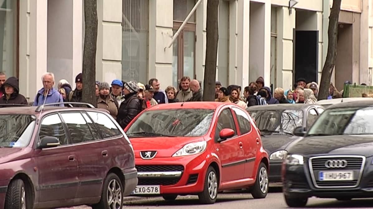 Leipäjono Helsinginkadulla vuonna 2011.