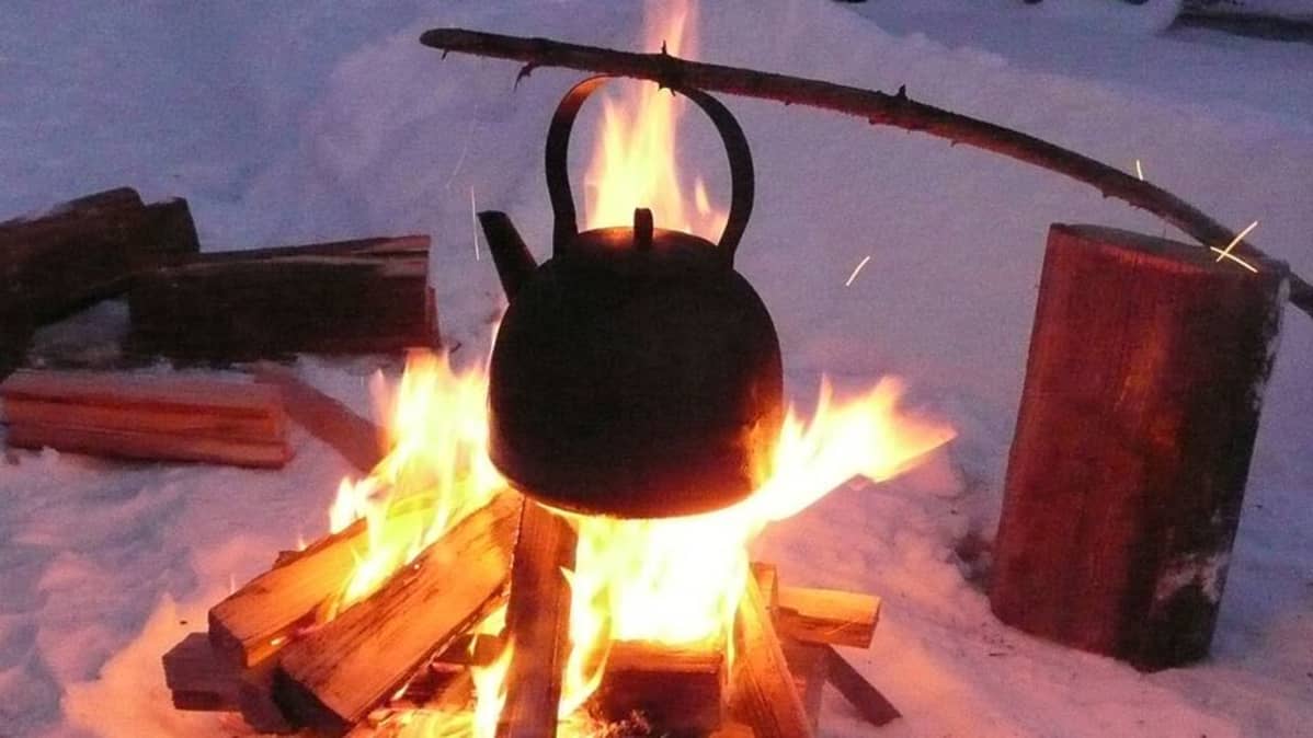Kahvi keittyy nuotiolla.