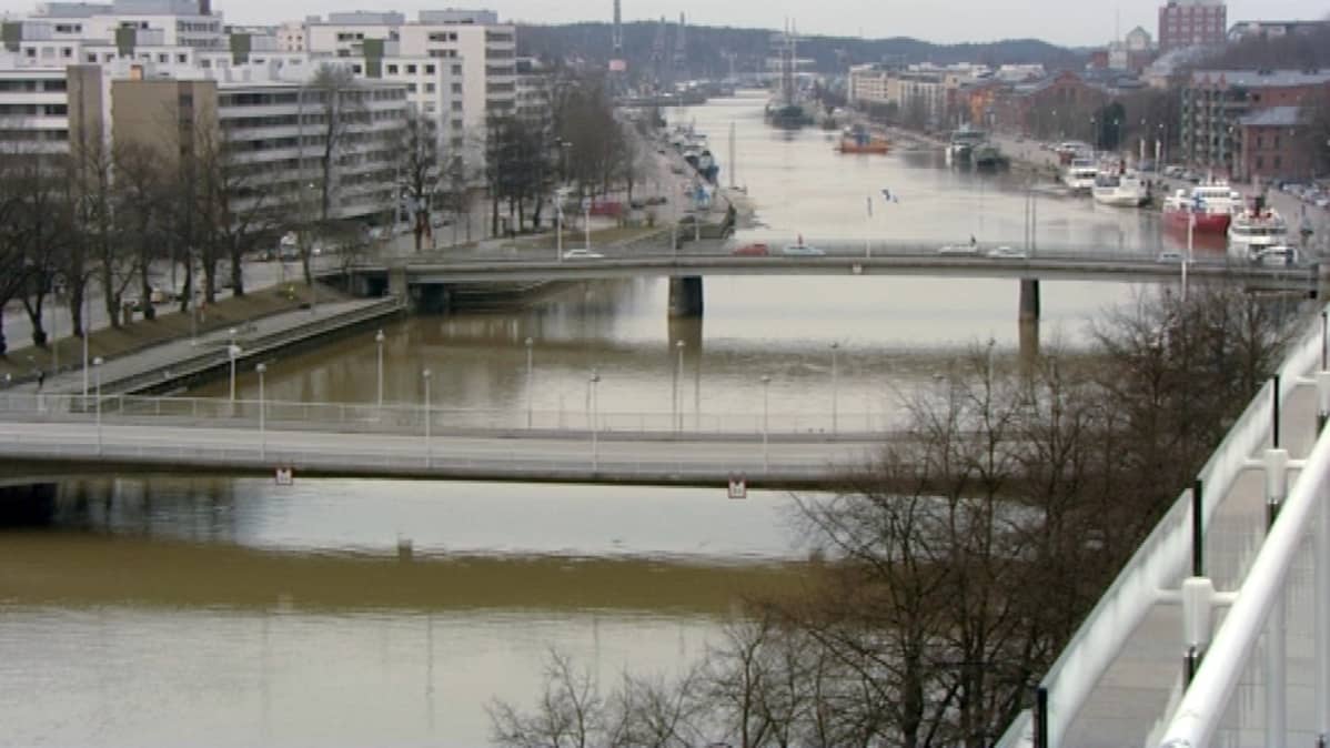 Myllysilta etualalla, taustalla Martinsilta.
