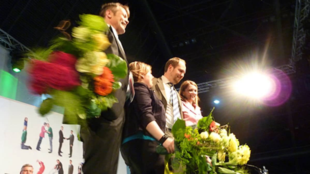 Keskustan uudet varapuheenjohtajat Timo Kaunisto (vas.), Annika Saarikko, ja Tuomo Puumala sekä puheenjohtaja Mari Kiviniemi.