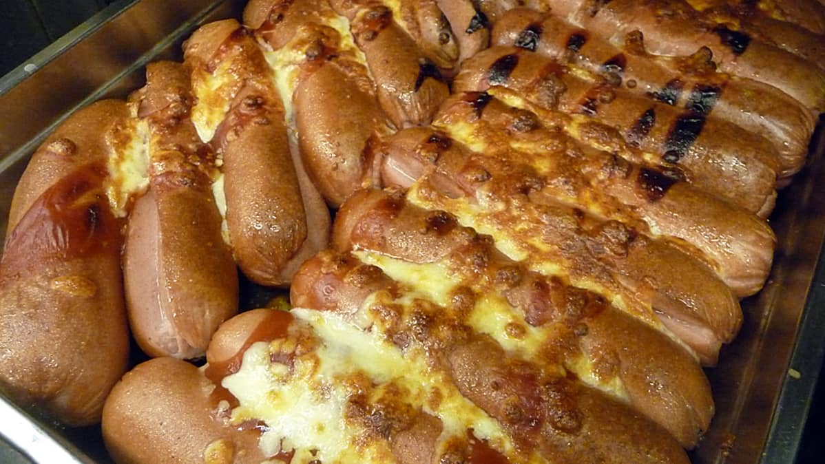 Kuvassa uunimakkaraa isossa paistoastiassa