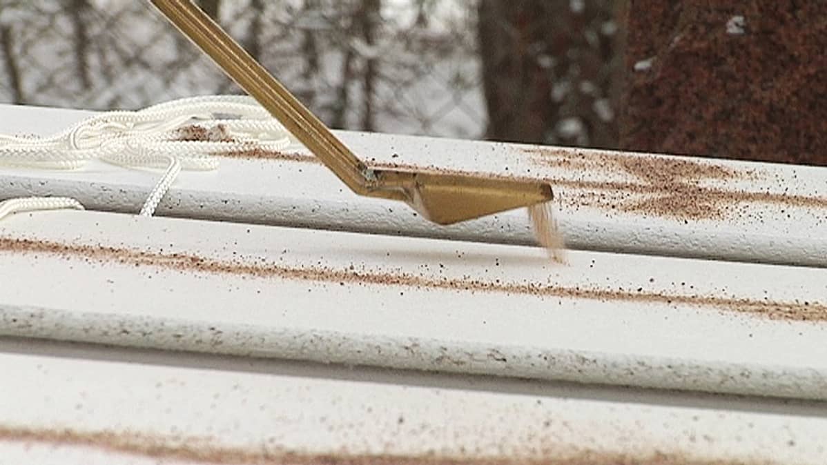jättiläinen musta saapikkaat