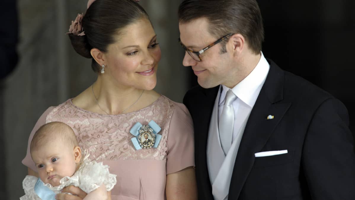 Kruununprinsessa Victoria ja prinssi Daniel Ruotsin sekä prinsessa Estelle kastejuhlassa Tukholman kuninkaalinnan kirkossa 22. toukokuuta 2012.