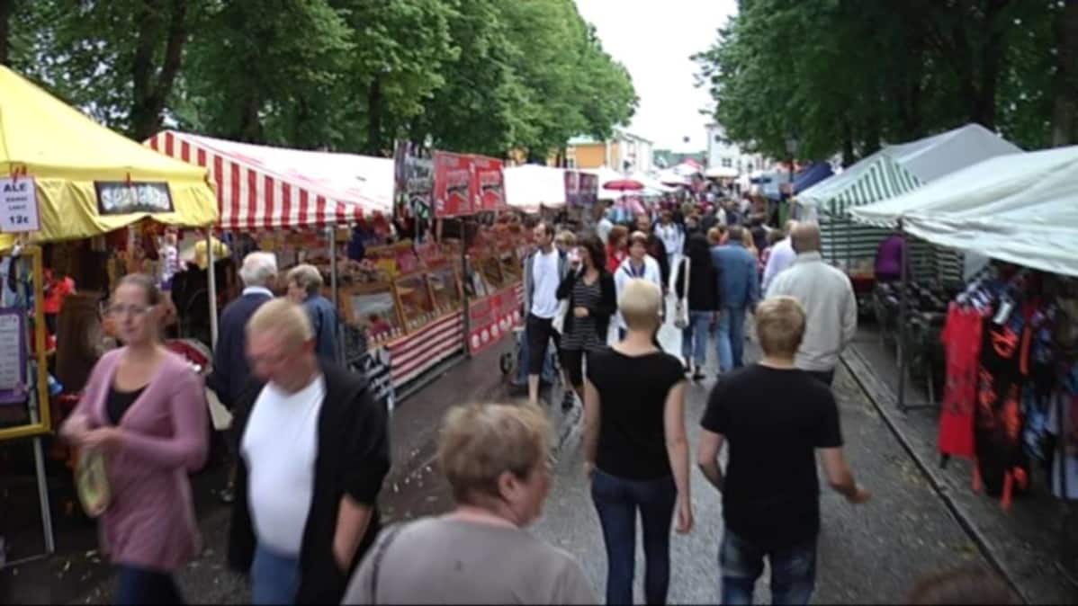 Markkinakansa kävelee myyntikojujen reunustamalla kadulla Kristiinankaupungin kesämarkkinoilla.