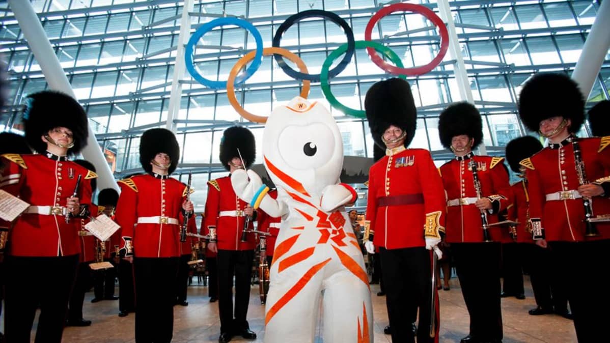 Lontoon olympialaisten maskotti Heathrown lentokentällä kesäkuussa 2012.