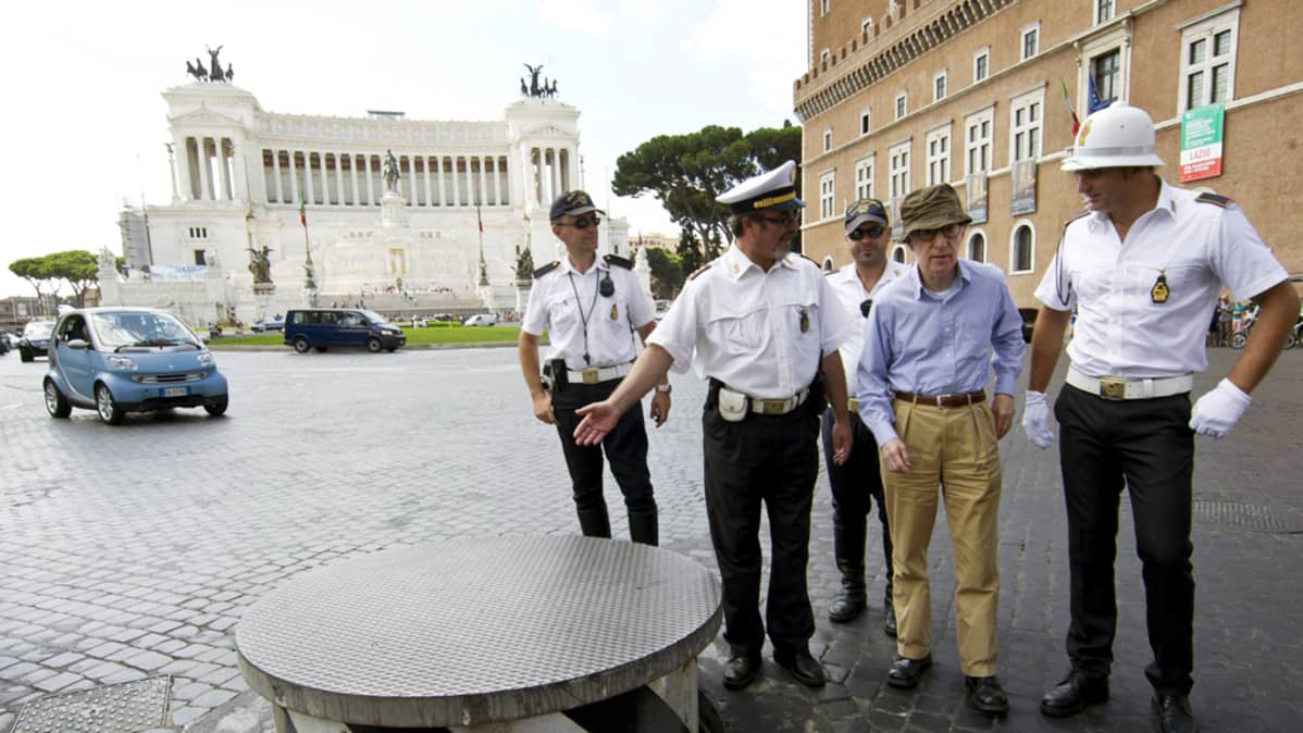 Woody Allen keskustelee italialaisten liikennepoliisien kanssa To Rome with Love -elokuvan kuvauksissa Roomassa.