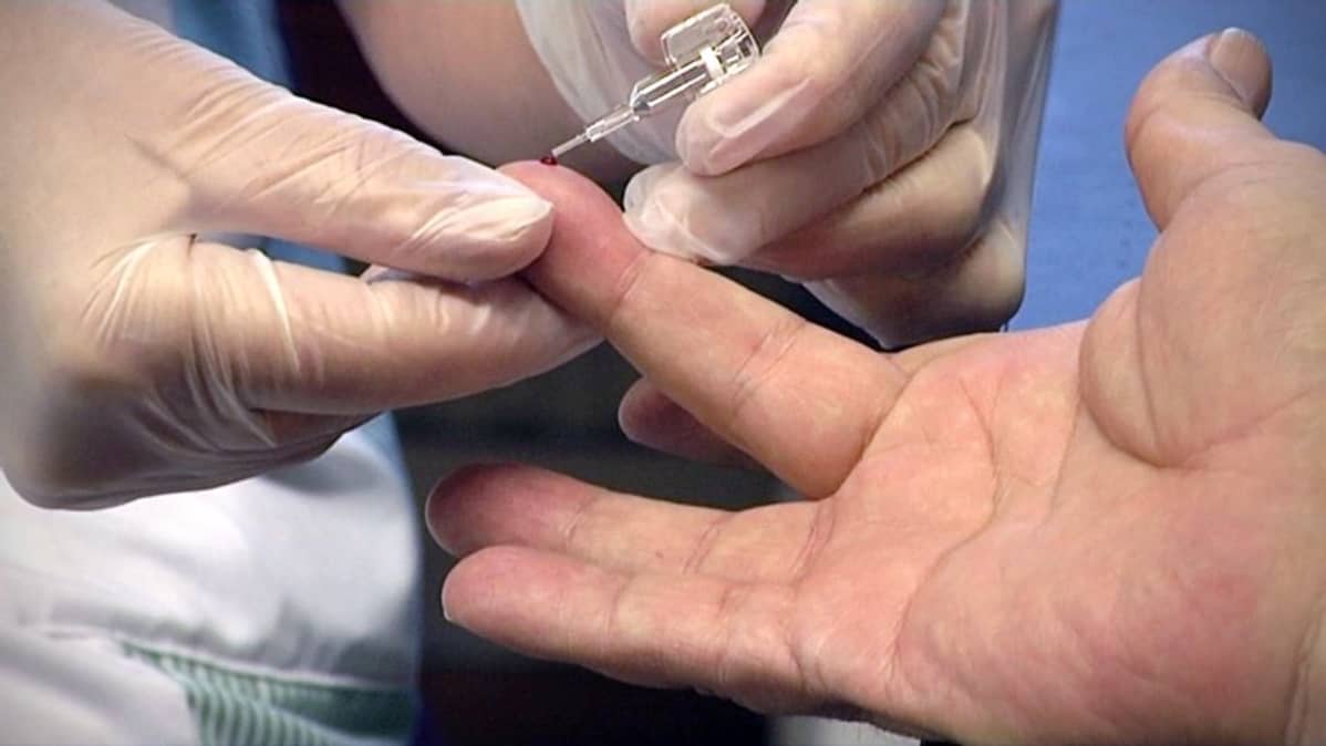 Diabetesta sairastavan verensokeritasoa mitataan verinäytteellä.