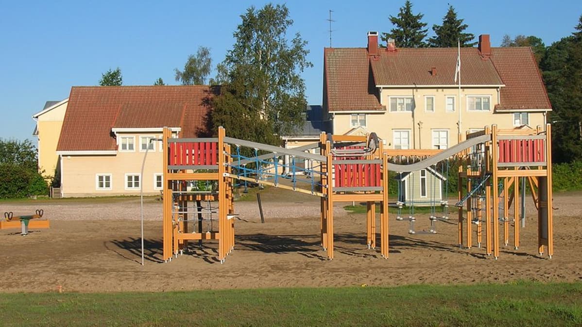 Kuvassa lähiliikuntapaikka koulun pihalla