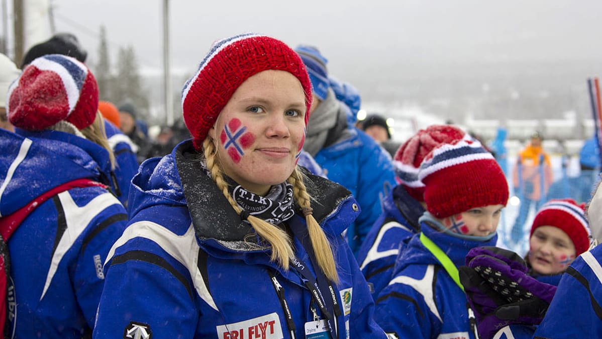 Yleisöä pujottelun maailmancupin avauskilpailussa Levillä.