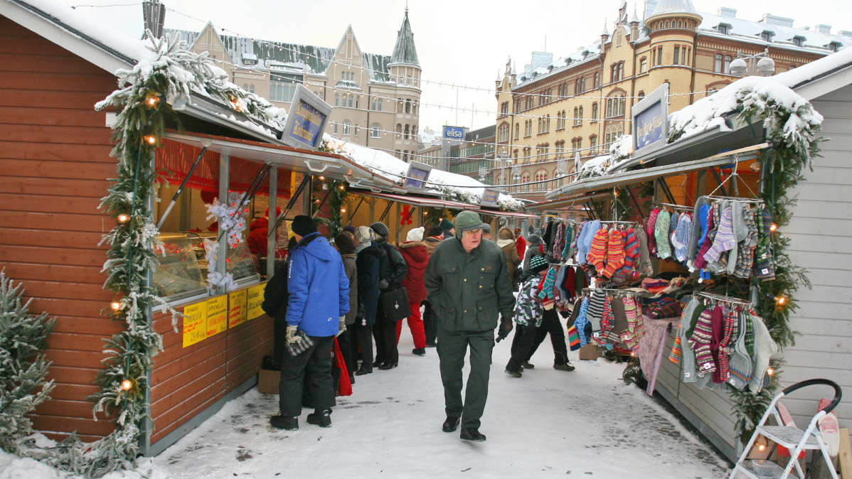Asiakkaita Tampereen joulutorilla
