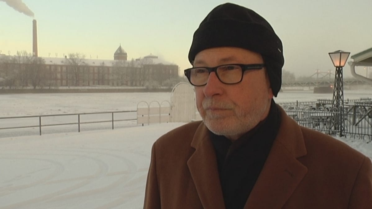 Porin apulaiskaupunginjohtaja Kari Hannus Porin jokirannassa talvipakkasella.