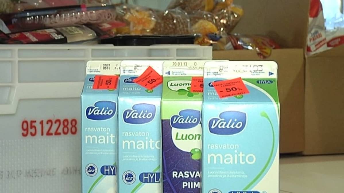 Maitopurkkeja ja kaupan hyllystä poistettuja elintarvikkeita.