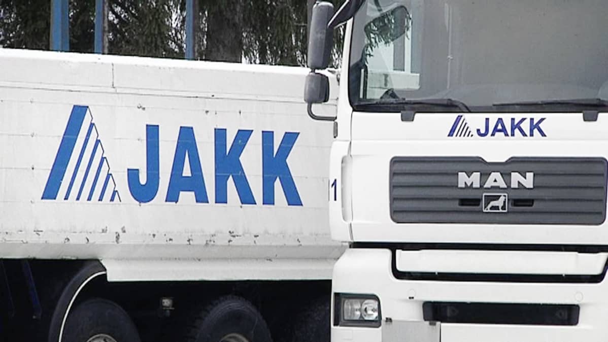 JAKKin koulutuskäytössä olevia kuorma-autoja.
