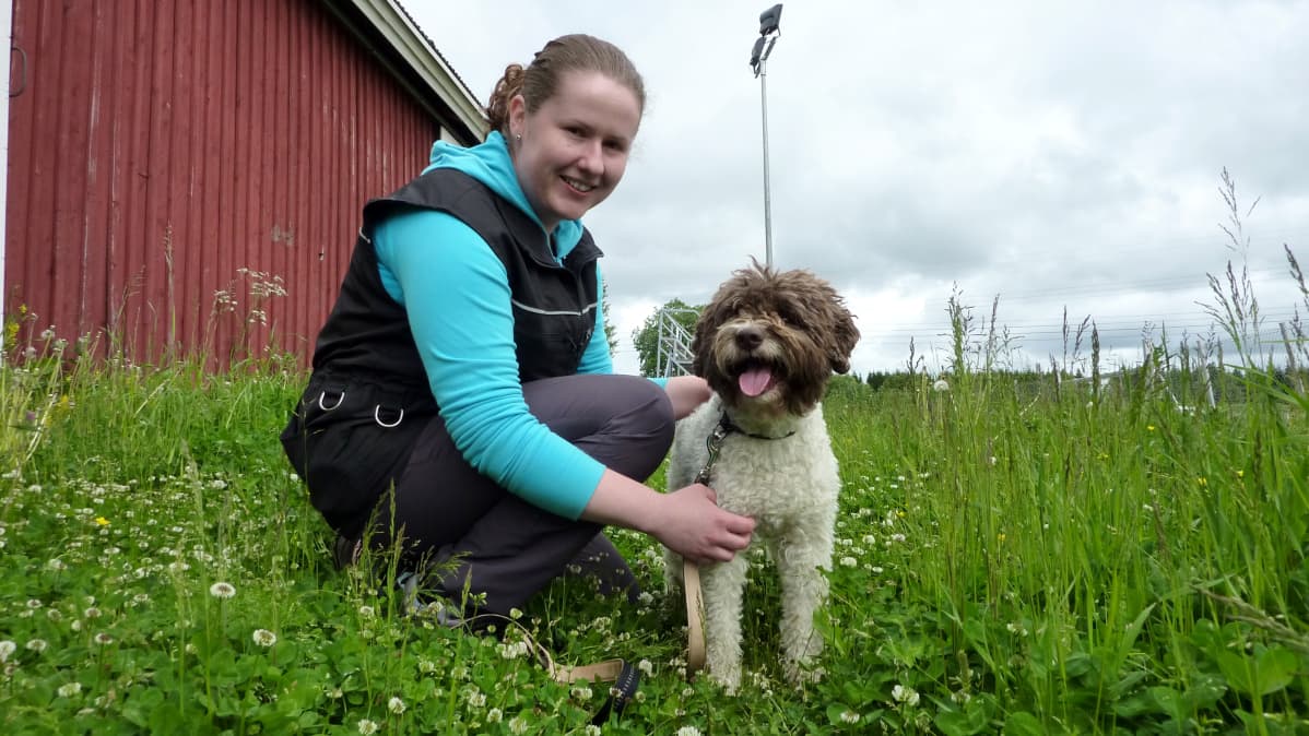 Eläinkouluttajaopiskelija Marjut Mäkeläinen ja Saana