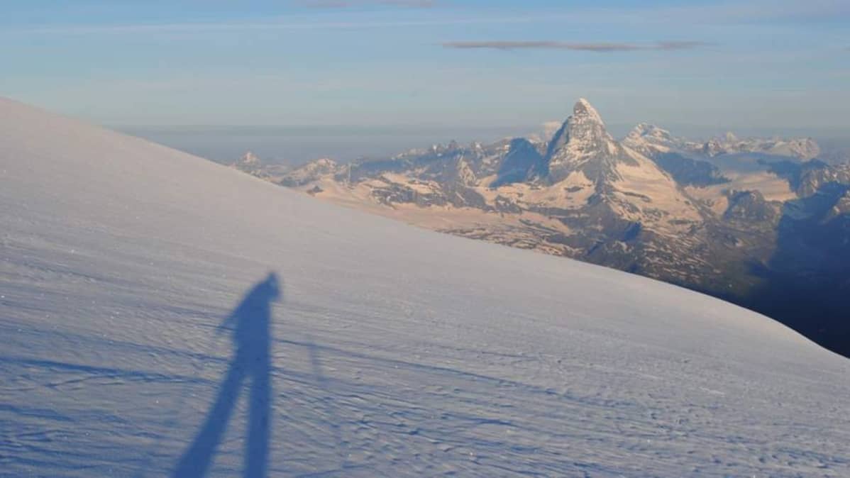 Juho Knuuttila yksin Strahlhornilla. Taustalla häämöttää Matterhorn.