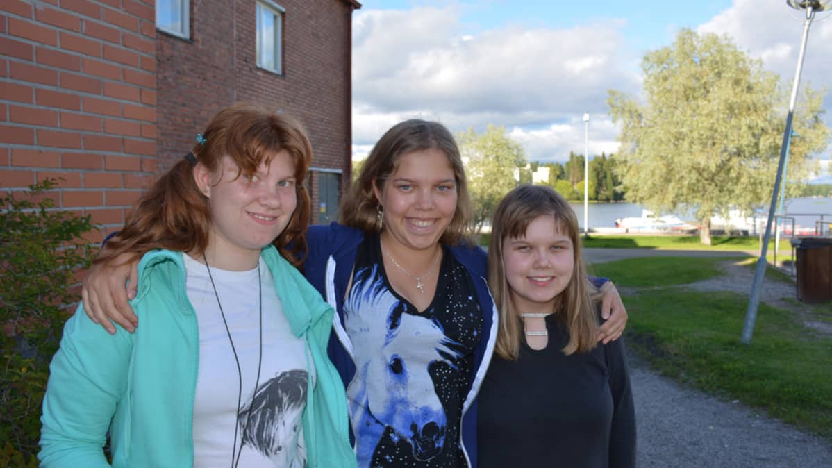 Erityisnuorten partioryhmään kuuluva nuorten naisten kolmikko Ella Lehtola, katja Pöllänen ja Kiia Määttä halaavat toisiaan.