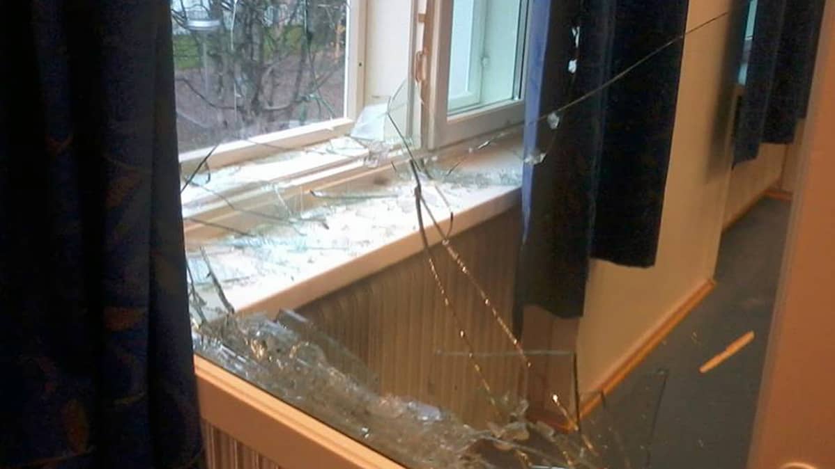 Rikkinäinen ikkuna koulun liikuntasalissa.