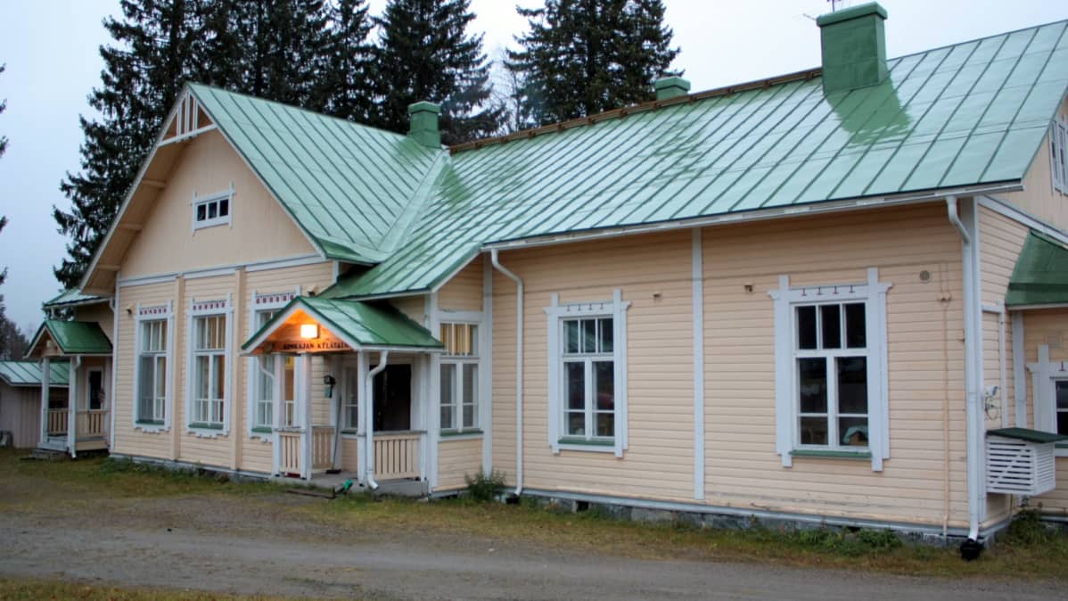 Sonkajan kylätalo on yli satavuotias entinenkoulurakennus