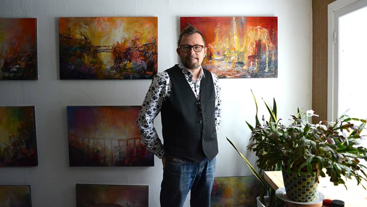 Kuhmolaistaitelija Urho Kähkönen kotigalleriassaan.