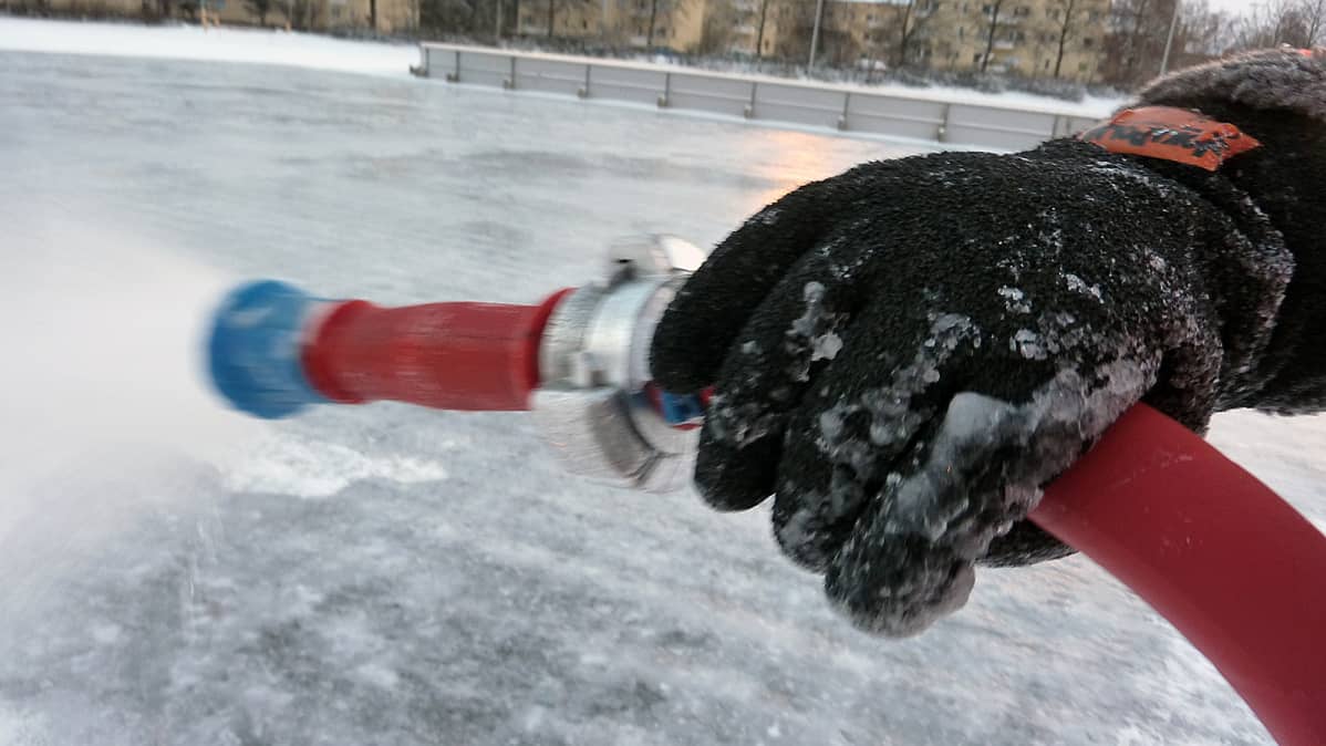 Luistelukentän jäädytystä