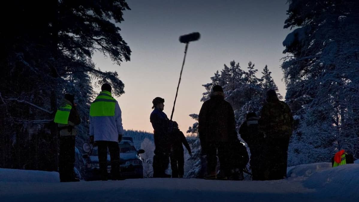 Elokuvaa kuvataan ulkona pakkasessa.