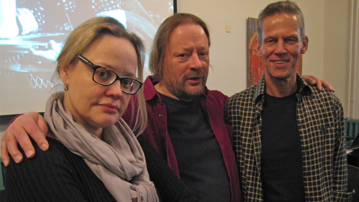 Kuvassa ohjaaja Fiikka Forsman, käsikirjoittaja Heikki Metsämäki ja teatterinjohtaja Erik Kiviniemi.