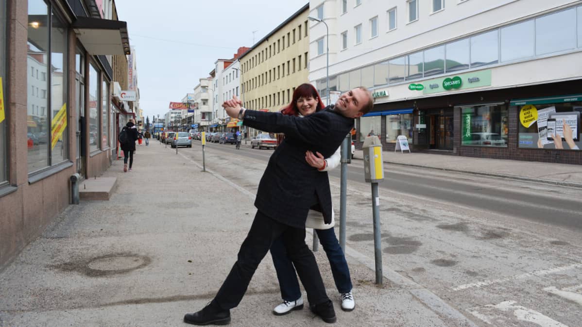 Kainuun Sanomien päätoimittaja Markus Pirttijoki taivuttelee tanssiopettaja Minna Palokankaan kanssa Kajaanin Kauppakadulla.
