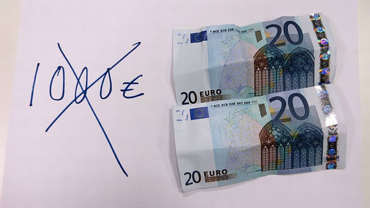 Kaksi 20 euron seteliä, joiden vieressä tussilla kirjoitettu 1000 euroa ruksattu yli.
