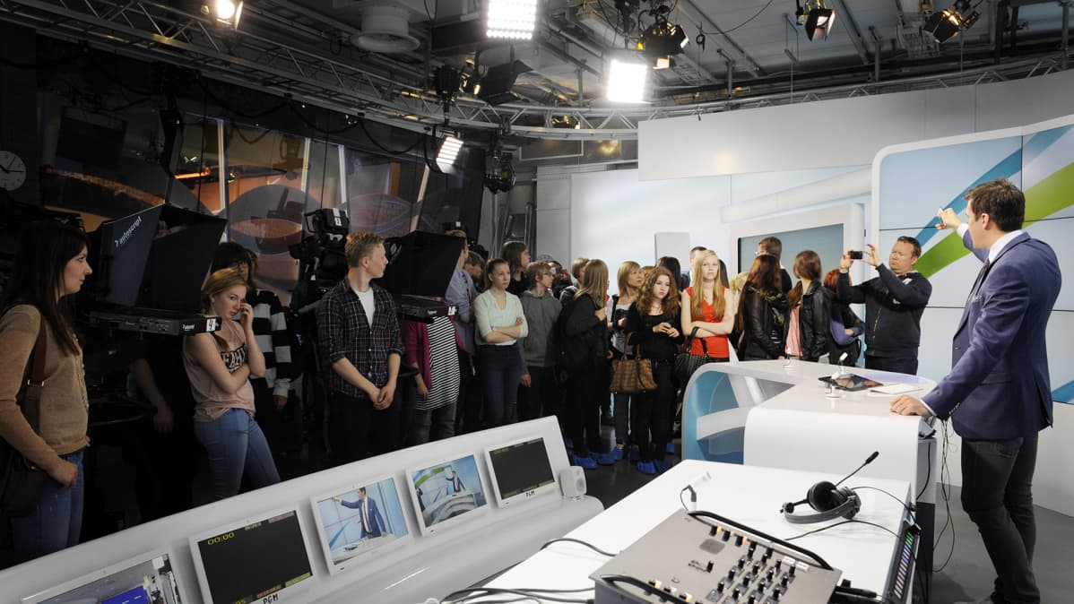 Uutisluokkalaiset uutisstudiossa.