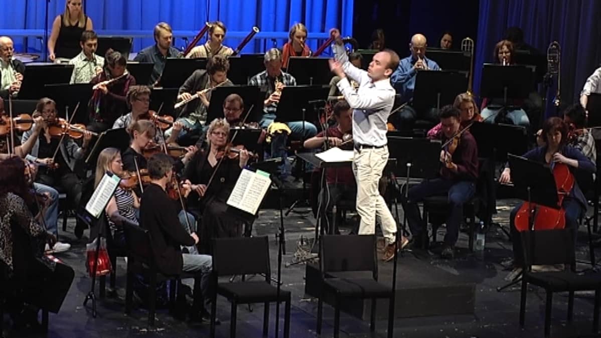 Kapellimestari Ville Matvejeff johtaa Jyväskylä Sinfoniaa.