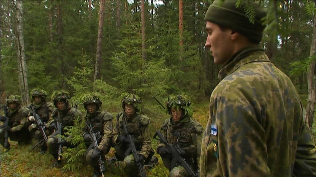 Jos unionin jäsenmaat hoitaisivat oman puolustuksena kuten me, niin täällä olisi helpompi elää, sanoo Gustav Hägglund. Kuva karjalan prikaatin taisteluharjoituksista marraskuulta 2013.