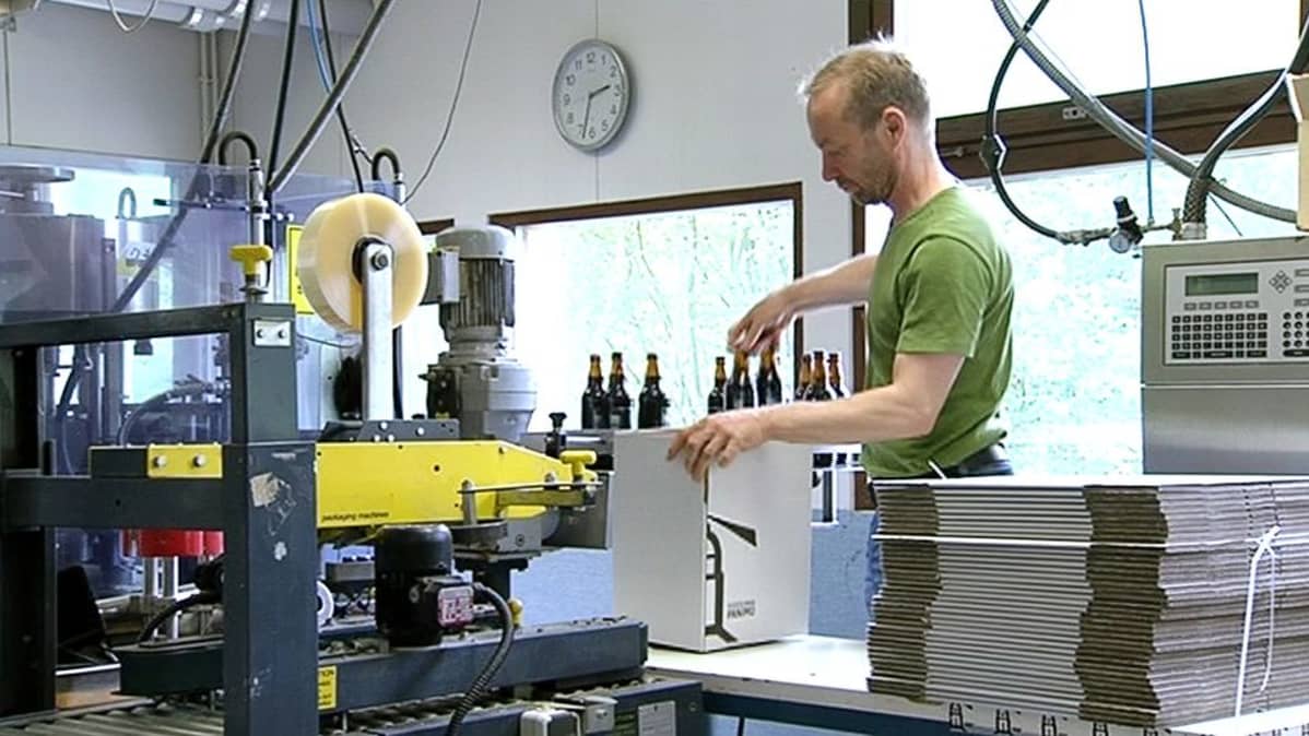Suomenlinnan panimon johtaja Jussi Heikkilä pakkaamassa panimonsa oluita kuljetusta varten.