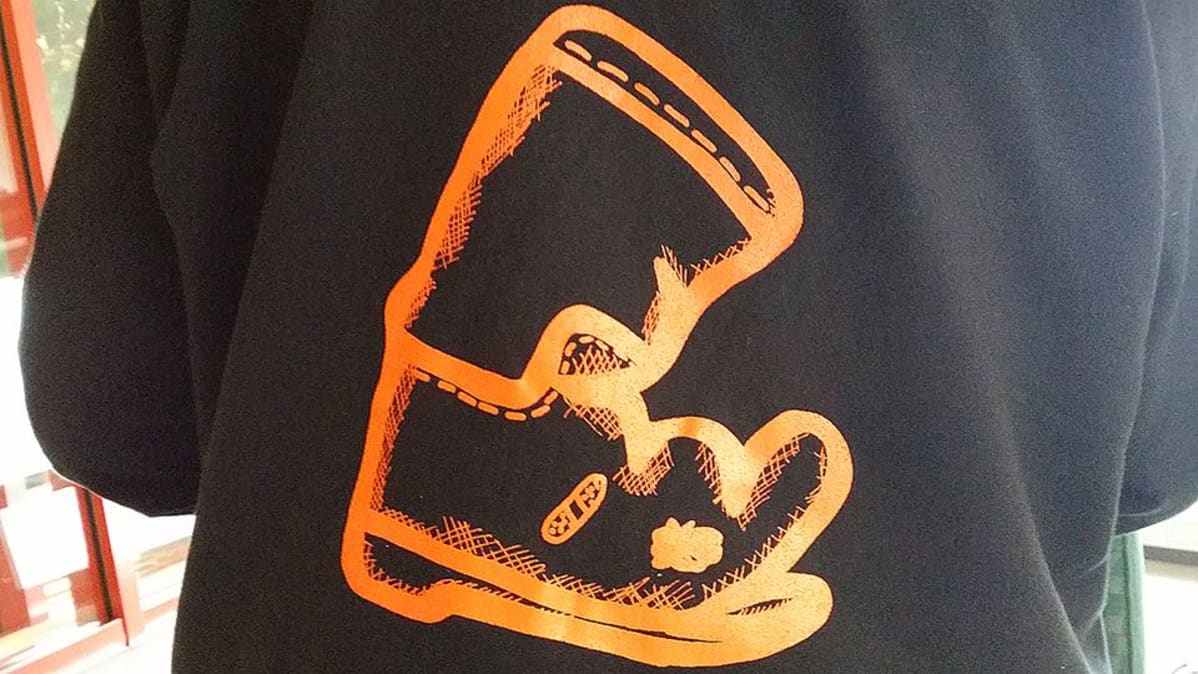 Saapas-logo hupparissa.