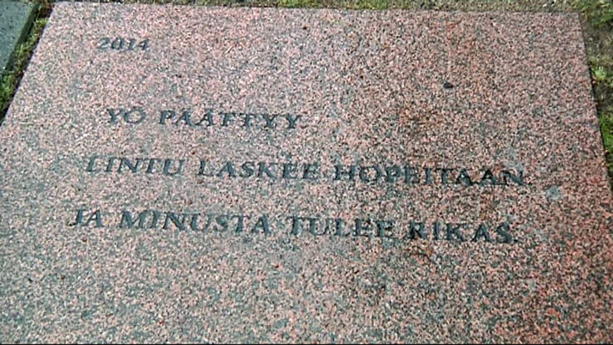 Runokivi Kajaanin runoviikolla 2014: Aulikki Oksanen. Yö päättyy. lintu laskee hopeitaan ja minusta tulee rikas.