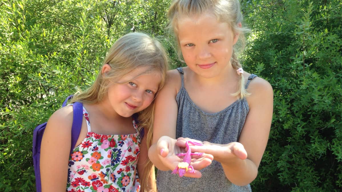 Kajaanilainen Jenni Kähkönen ja Ella Kela valmistautuvat koulun alkamiseen.