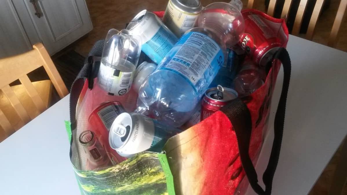 Kestokassissa tyhjiä pulloja