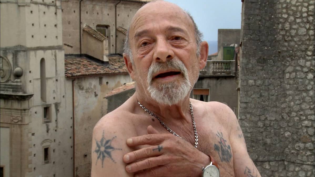 Mafian merkitsemä mies. Calabrian maakunta on ’Ndrangheta-mafian aluetta.