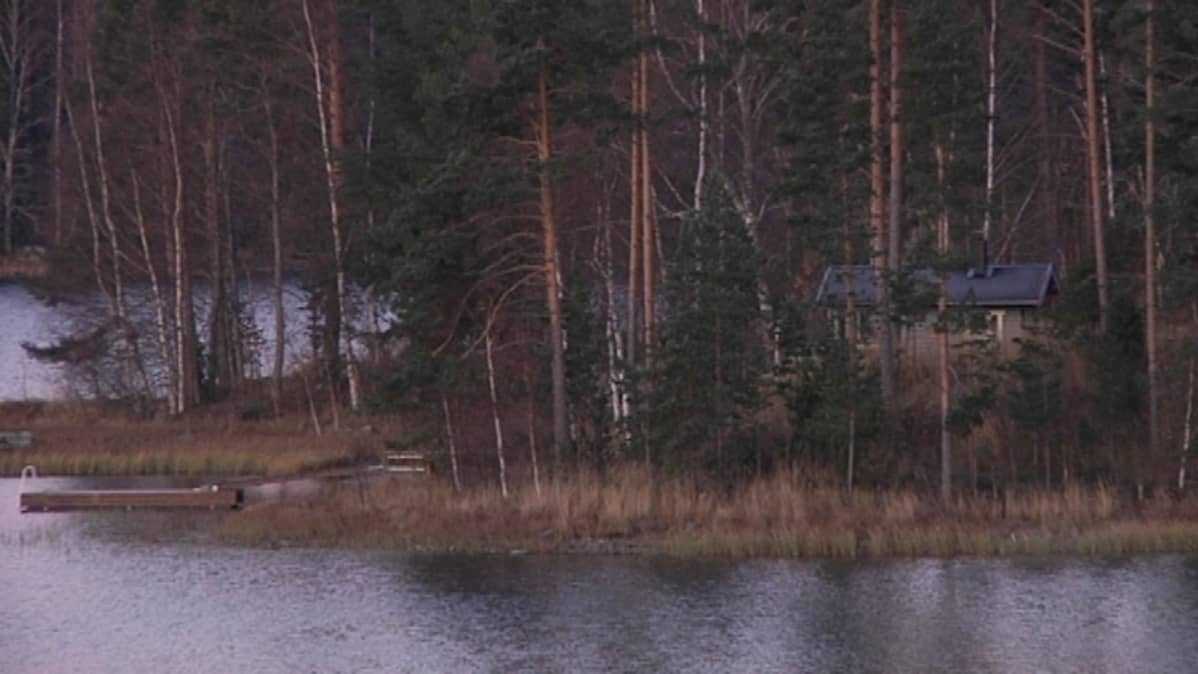 Mökki järven rannalla syksyllä