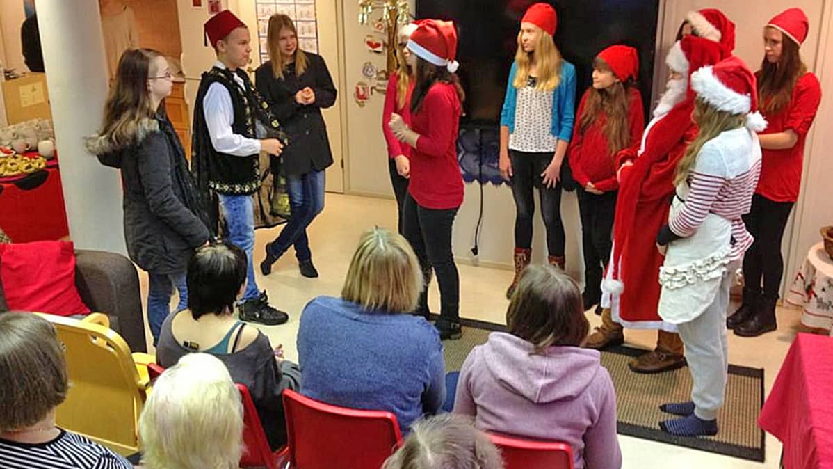 #lupavälittää - kampanjan myötä Tenetin koulun oppilaat esittivät Sotkamossa joulunäytelmän.