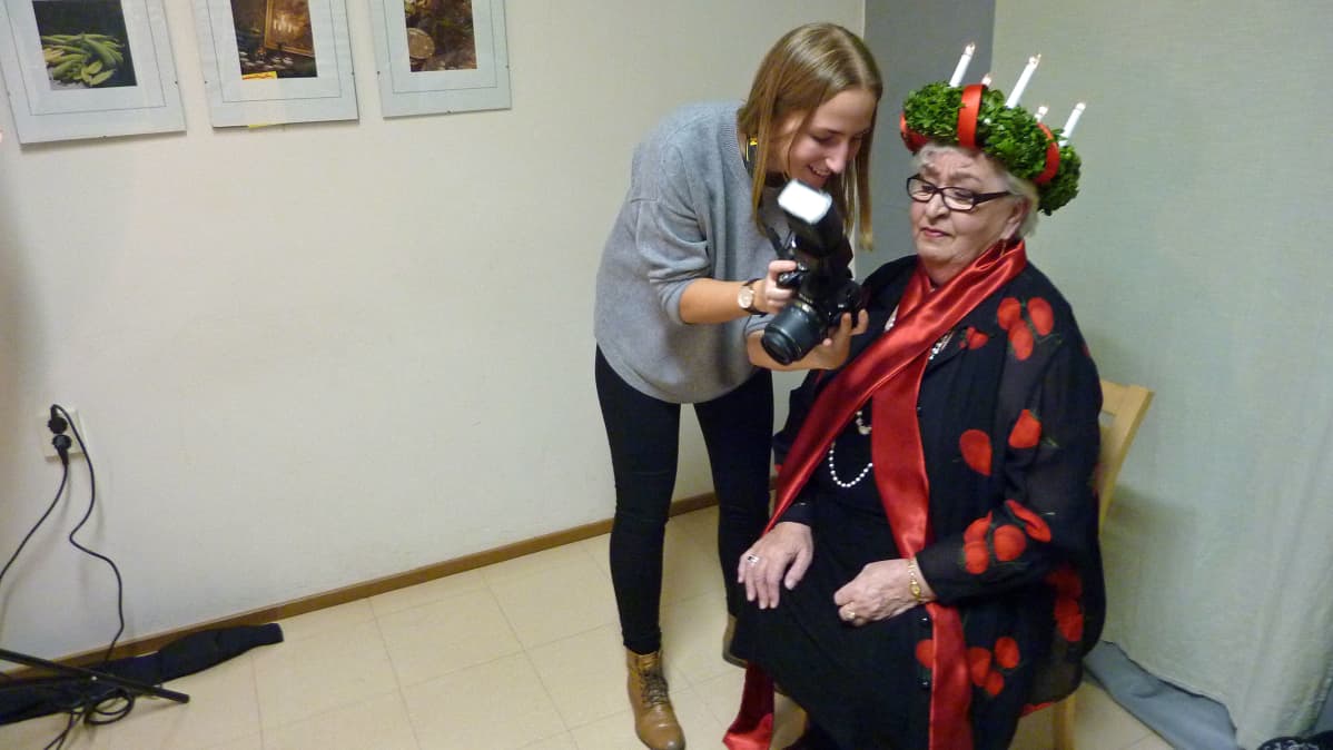 Lotta Kasi ja Lilja Sara tarkastavat, millaisia Lucia-kuvista tuli.