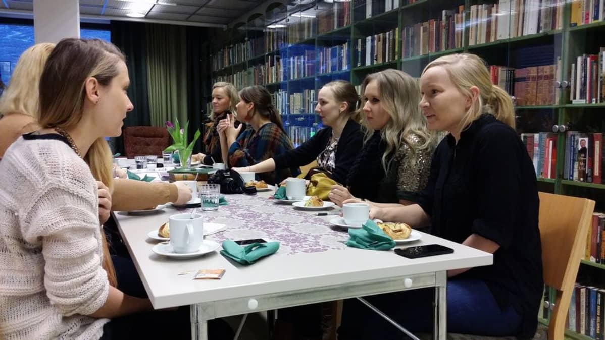 Matkabloggaajia kahvipöydässä Juicen kirjastossa