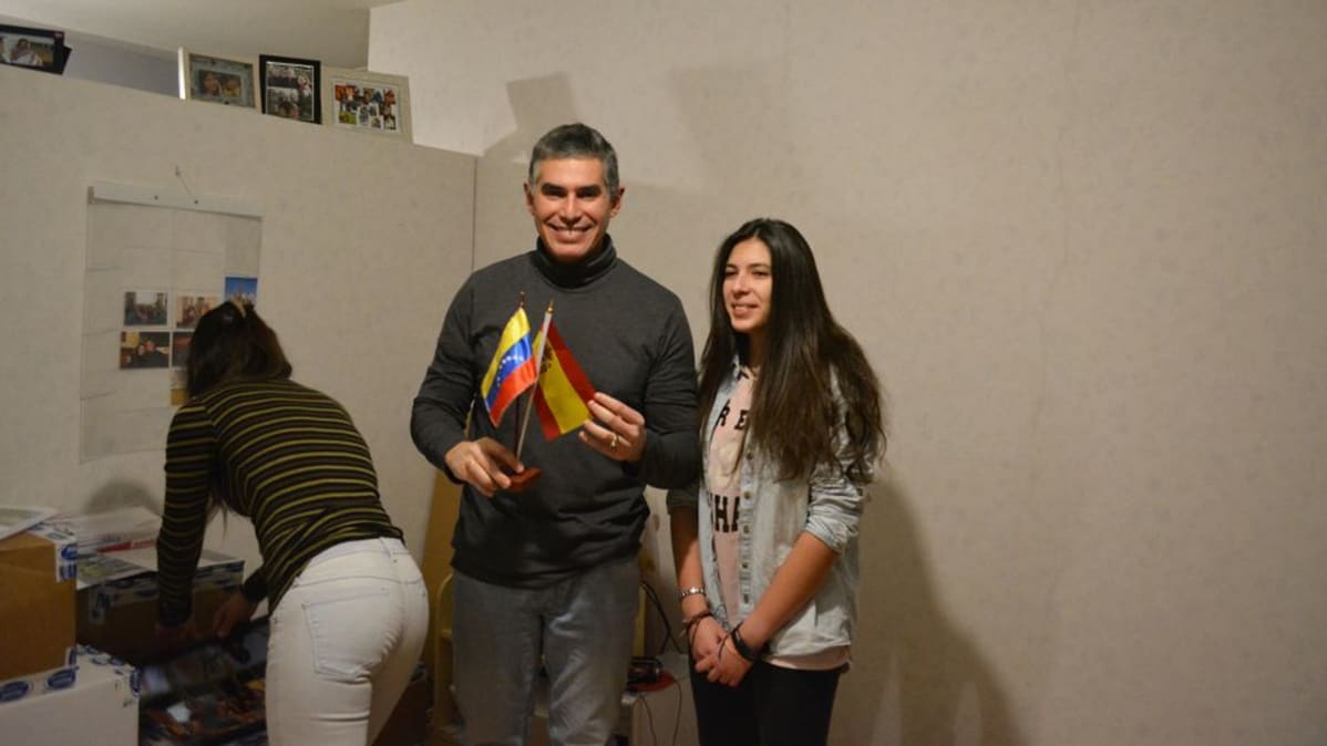 Venezuelesta Espanjaan ja sieltä Suomeen muuttanut perhe esittelee Espanjan ja Venezuelan lippuja.