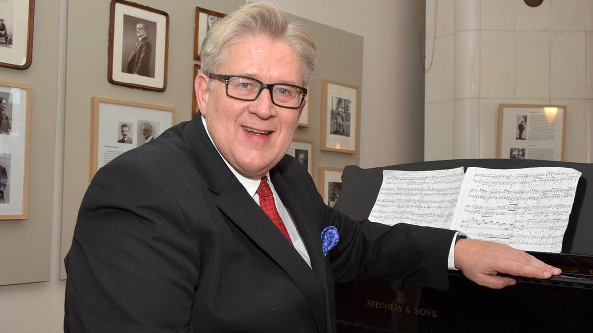 Erkki Korhonen kuvattuna Sibeliuksen syntymäkodissa